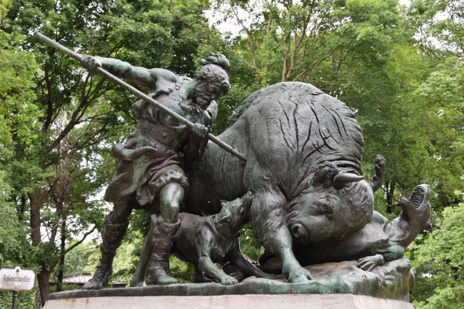 Обои картинки фото берлин, города, - памятники,  скульптуры,  арт-объекты, собака, оружие, мужчина