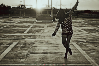 Картинка календари компьютерный+дизайн calendar женщина движение улица поза девушка 2019