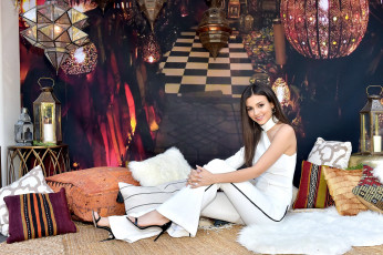 Картинка девушки victoria+justice серьги шпильки белый костюм