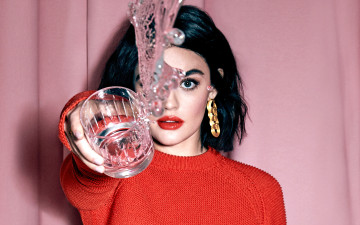 Картинка девушки lucy+hale актриса брюнетка свитер вода стакан