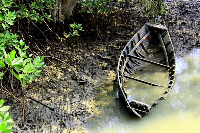 Обои картинки фото корабли, лодки,  шлюпки, затопленная, лодка