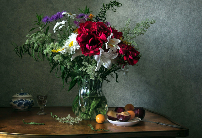 Обои картинки фото еда, натюрморт, сливы, букет, пионы