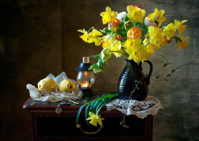 Обои картинки фото еда, натюрморт, лампа, яблоки, нарциссы, букет