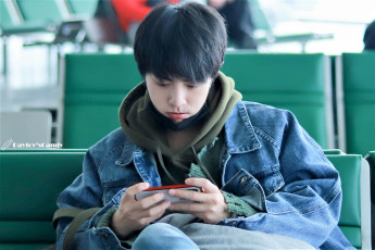 Картинка мужчины xiao+zhan актер куртка телефон