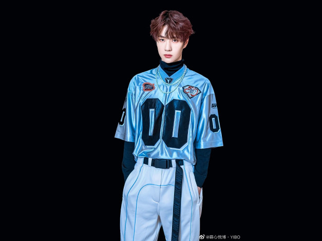 Обои картинки фото мужчины, wang yi bo, актер, певец, костюм