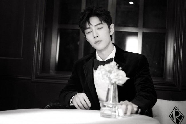 Обои картинки фото мужчины, xiao zhan, актер, костюм, стол, ресторан