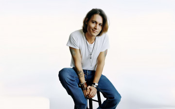 Картинка мужчины johnny+depp актер футболка джинсы стул