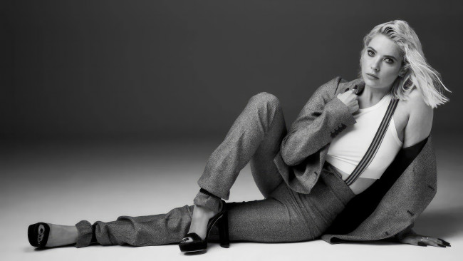 Обои картинки фото ashley benson 2023, девушки, ashley benson, эшли, бенсон, актриса, черно, белое, костюм