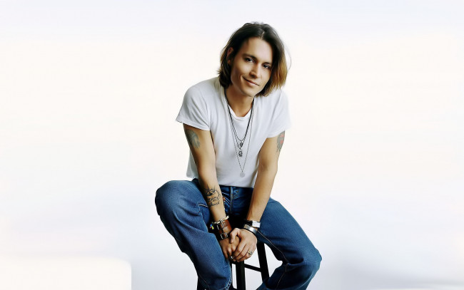 Обои картинки фото мужчины, johnny depp, актер, футболка, джинсы, стул