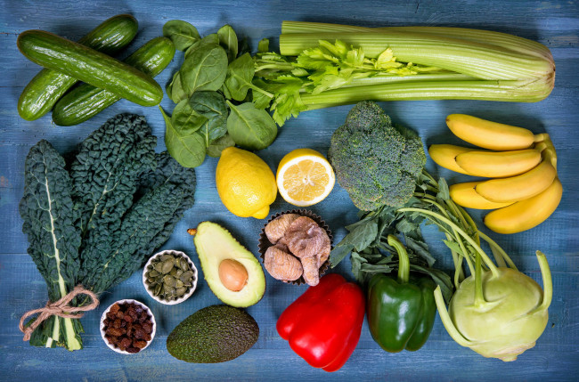 Обои картинки фото еда, фрукты,  ягоды, сельдерей, кольраби, банан, авокадо, огурец, перец