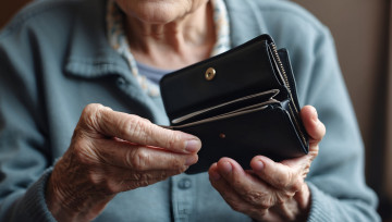 Картинка разное руки +ноги старческие кошелек