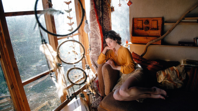 Обои картинки фото девушки, - брюнетки,  шатенки, шатенка, блузка, юбка, кровать, окно, комната