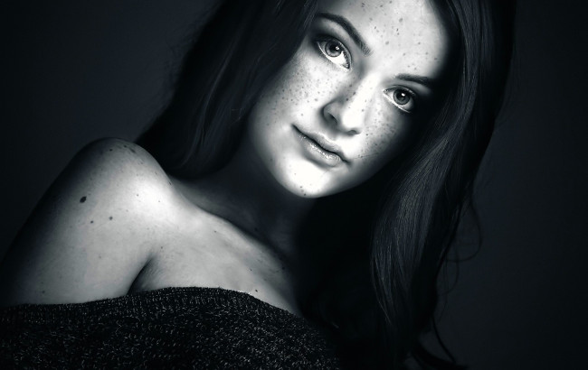 Обои картинки фото девушки, - лица,  портреты, черно-белая, лицо