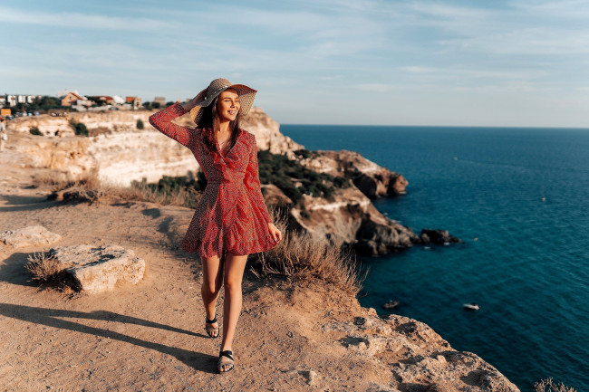Обои картинки фото девушки, - брюнетки,  шатенки, шатенка, шляпа, платье, берег, скалы, море, обрыв