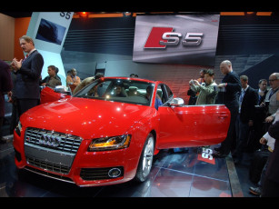 Картинка автомобили выставки уличные фото