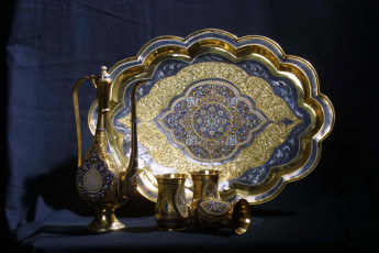 Картинка разное посуда столовые приборы кухонная утварь кувшин бокалы чеканка поднос