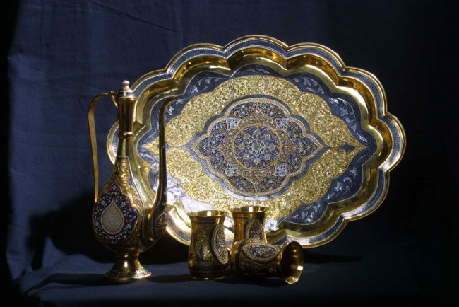 Обои картинки фото разное, посуда, столовые, приборы, кухонная, утварь, кувшин, бокалы, чеканка, поднос