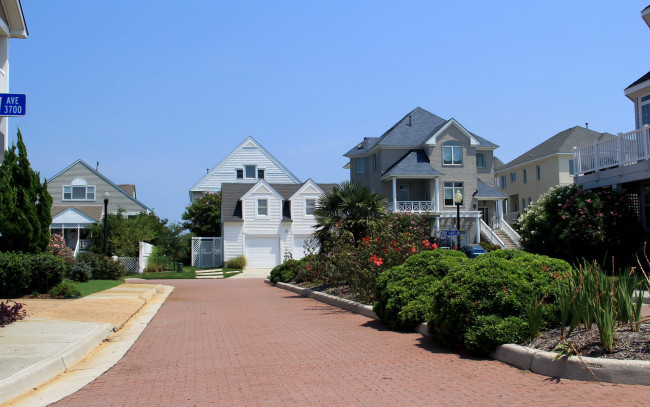 Обои картинки фото сша, виргиния, города, улицы, площади, набережные, клумбы, дорога, цветы, дома