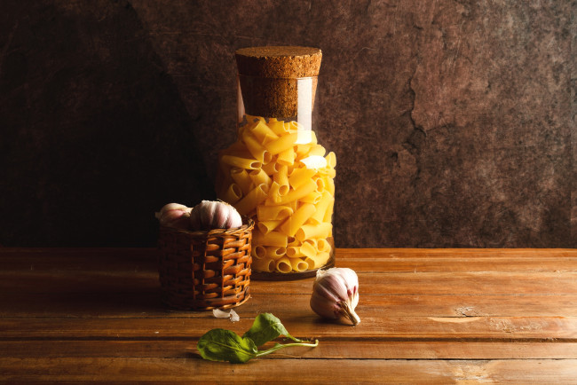 Обои картинки фото еда, макаронные блюда, чеснок, макароны