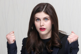 Картинка alexandra+daddario девушки кулаки пресс-конференция эмоции костюм речь