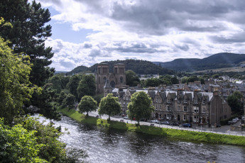 Картинка города -+панорамы дорога деревья машины холмы облака здания водоем