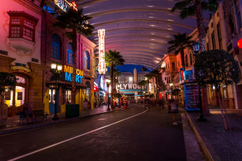 Картинка города -+улицы +площади +набережные здания дорога пальмы витрины освещение скамейки