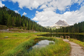 Картинка италия природа реки озера скала деревья облака трава тропа мост водоем