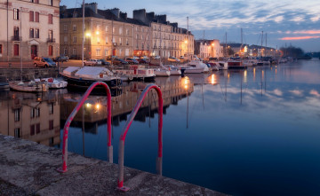 Картинка франция корабли порты+ +причалы яхты водоем машины фонари здания