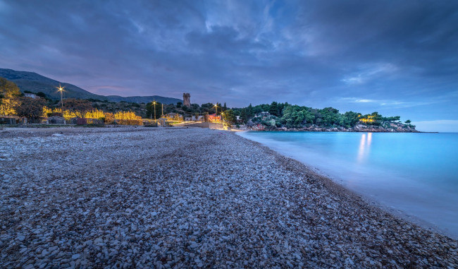 Обои картинки фото италия, города, - пейзажи, облака, горы, здания, водоем, камни, фонари