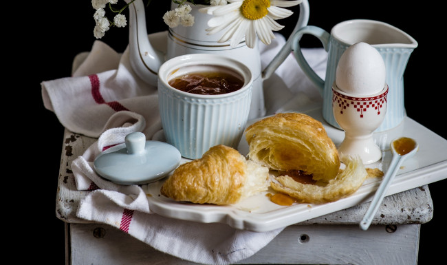 Обои картинки фото еда, пирожные,  кексы,  печенье, яйцо, цветы, круасан, джем