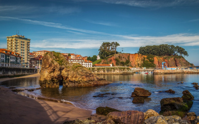 Обои картинки фото испания, города, - панорамы, водоем, деревья, холм, камни, здания