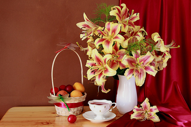 Обои картинки фото еда, натюрморт, чашка, с, блюдцем, фрукты, цветы, стрекозы, лилии, корзинка, лето, ваза, абрикосы, алыча