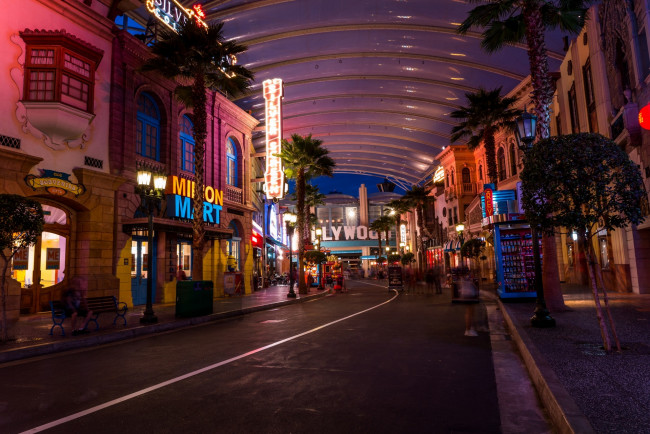 Обои картинки фото города, - улицы,  площади,  набережные, здания, дорога, пальмы, витрины, освещение, скамейки