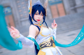 Картинка девушки -+креатив +косплей костюм двор здание