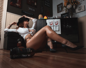 Картинка девушки -+брюнетки +шатенки брюнетка поза шляпа