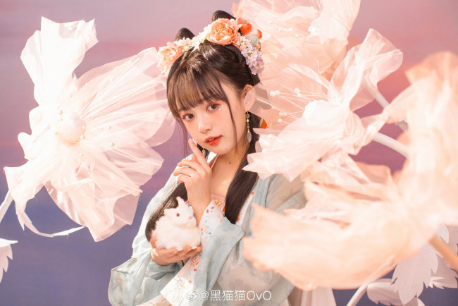 Обои картинки фото девушки, - азиатки, шатенка, цветы, кролик