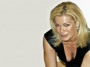 Картинка девушки nell+mcandrew блондинка лицо декольте