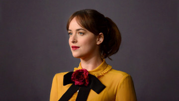 Картинка девушки dakota+johnson бант