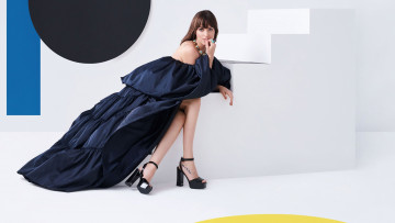 Картинка девушки dakota+johnson бусы тату платье