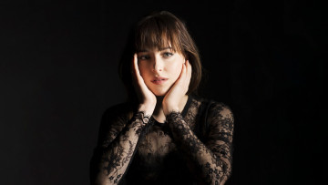 Картинка девушки dakota+johnson жест