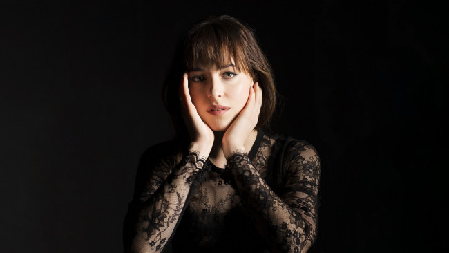 Обои картинки фото девушки, dakota johnson, жест