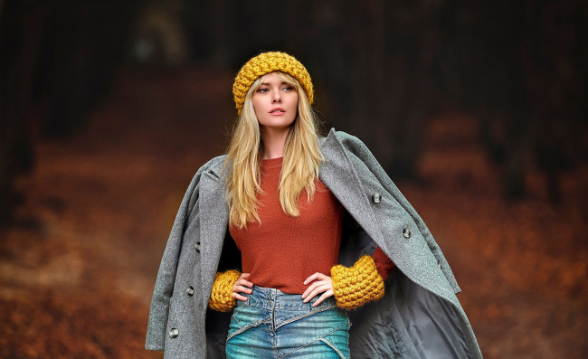 Обои картинки фото девушки, carla monaco, пальто, берет