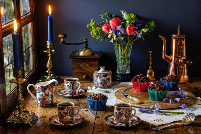 Обои картинки фото еда, натюрморт, свечи, кофемолка, кофе, капкейки, кексы