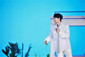 обоя мужчины, wang yi bo, актер, рубашка, микрофон