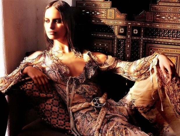 Обои картинки фото девушки, karolina kurkova, шатенка, наряд, шкаф