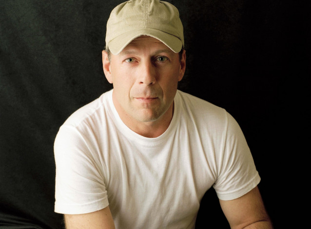 Обои картинки фото мужчины, bruce willis, актер, кепка, футболка