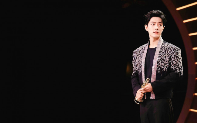 Обои картинки фото мужчины, xiao zhan, актер, сцена, награда