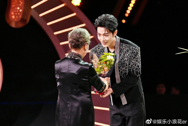 Обои картинки фото разное, знаменитости, сяо, чжань, женщина, сцена, букет