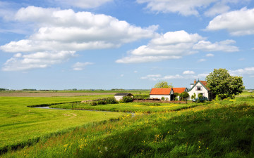 Картинка города -+здания +дома дом постройки речка поля