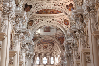 Картинка интерьер убранство роспись храма зорпись скульптуры зал потолок красота